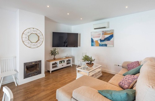 Marchena House | Holiday Home "Casa Rural Tierra de Olivos" with Private Pool & Wi-Fi