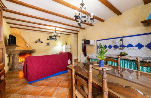 Laroya House | Holiday Home 'Casa Rural Padre Ramon' with Mountain View, Shared Pool and Wi-Fi