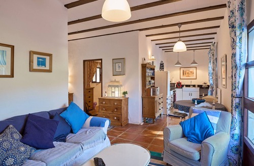 Iznajar House | Holiday Home 'Casita 1 Bedroom' with Mountain Views, Pool and Wi-Fi