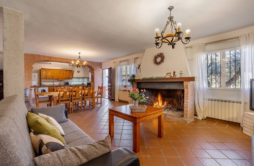 Gojar House | Holiday Home "El Cortijo de Granada" with Pool, Garden & Wi-Fi