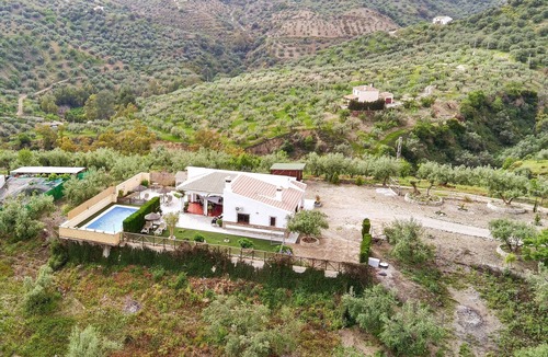 Riogordo House | Holiday Home 'Encanto Rural' with Mountain Views, Wi-Fi, and Air Conditioning