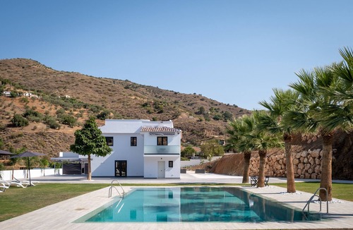 Totalan House | Holiday Home 'Era Del Puerto Complejo Completo' with Mountain Views and Air Conditioning