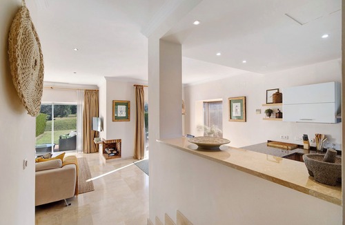 Arcos de la Frontera House | Holiday Home "2-Bedroom Townhouse" with Mountain Views, Shared Pool & Wi-Fi