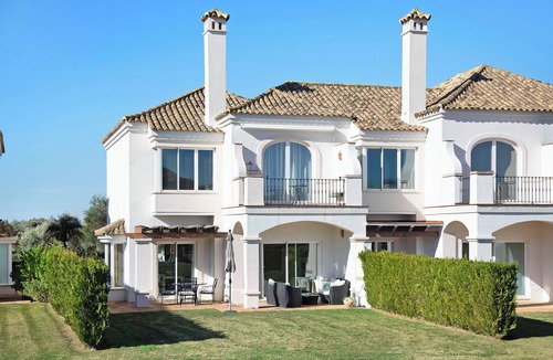 Arcos de la Frontera House | Holiday Home "2-Bedroom Townhouse" with Mountain Views, Shared Pool & Wi-Fi