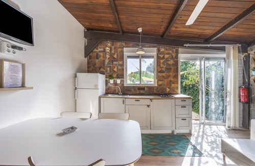 El Palmar Apartment | Holiday Home 'Sunwaves 1 - Casa Trafalgar' with Terrace, Private Garden & Wi-Fi