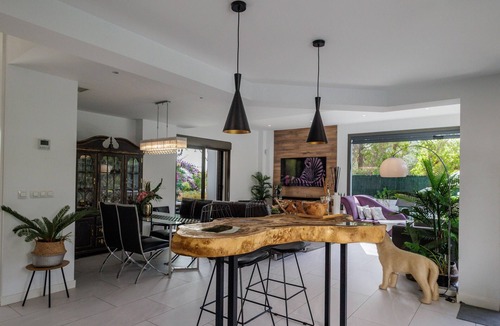 Palomares del Rio House | Holiday Home 'Casa Moderna Con Piscina' with Private Pool, Wi-Fi and Air Conditioning