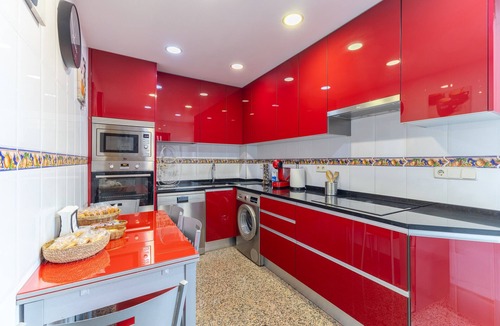 Pozuelo de Alarcon House | Holiday Home 'Magnifico' in Pozuelo de Alarcón - Near Madrid, Free Parking