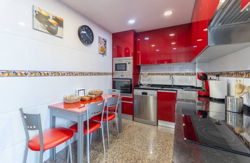 Pozuelo de Alarcon House | Holiday Home 'Magnifico' in Pozuelo de Alarcón - Near Madrid, Free Parking