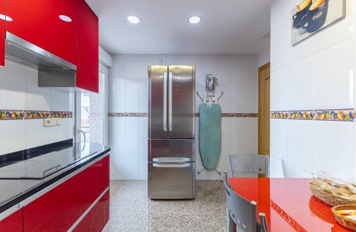Pozuelo de Alarcon House | Holiday Home 'Magnifico' in Pozuelo de Alarcón - Near Madrid, Free Parking