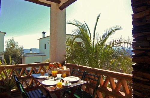 Nechite House | Holiday Home Gemütliches Haus in einer Anlage mit Garten und Schwimmbad- by Interhome
