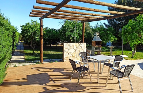 Marchena House | Holiday Home 'Hacienda Nápoles Marchena' with Private Pool, Wi-Fi and Air Conditioning
