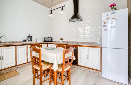 La Campana House | Holiday Home in La Campana with Roofed Terrace