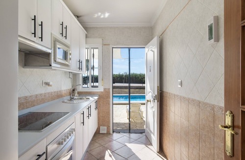 Chiclana de la Frontera House | Holiday Home 'Independiete Con Piscina' with Mountain View, Wi-Fi and Air Conditioning