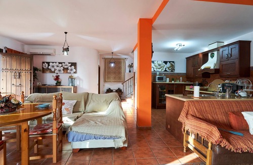 Peal de Becerro House | Holiday Home 'La Majailla' with Pool, Mountain Views, Wi-Fi & Air Conditioning