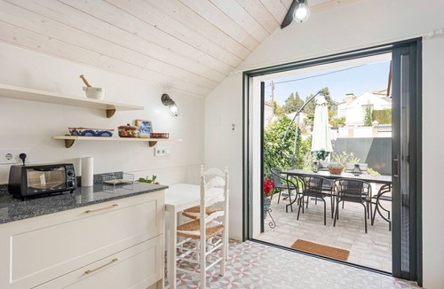 Pedregalejo House | Holiday Home 'La Busa' with Private Terrace, Wi-Fi and Air Conditioning