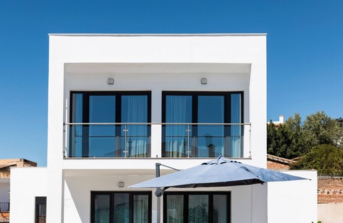 Mondron House | Holiday Home 'La Fuente' with Private Pool, Wi-Fi and Air Conditioning