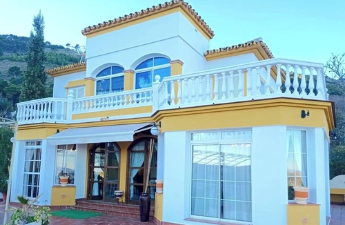 Casarabonela House | Holiday Home La huerta de Bonela with Mountain Views, Pool & Wi-Fi