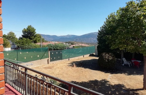 El Barraco House | Holiday Home 'Los Madroños' with Mountain View, Private Terrace and Private Garden