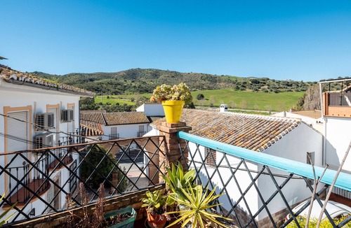Riogordo House | Holiday Home 'Luis' with Mountain View, Wi-Fi and Air Conditioning