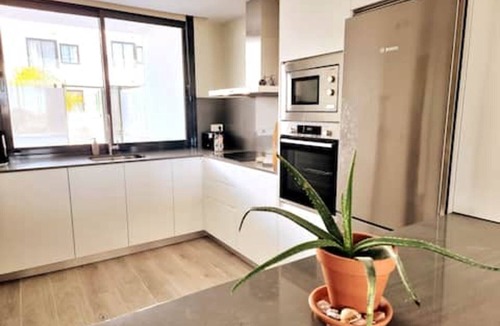 Fuengirola House | Holiday Home 'Modern Terrassed House Close Beach' with Sea View and Wi-Fi