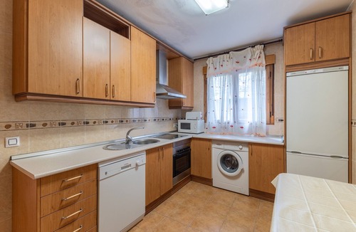 El Barraco House | Holiday Home Paraíso Ground Floor - Lake Views, Gredos & Garden
