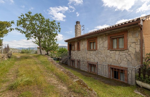 El Barraco House | Holiday Home Paraíso Upper Floor - Lake Views, Gredos & Garden