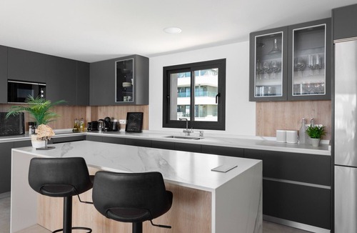 Estepona Apartment | Holiday Home 'Penthouse Apt with Ocean View' with Wi-Fi and Air Conditioning