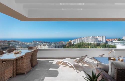 Estepona Apartment | Holiday Home 'Penthouse Apt with Ocean View' with Wi-Fi and Air Conditioning