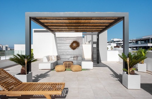 Estepona Apartment | Holiday Home 'Penthouse Apt with Ocean View' with Wi-Fi and Air Conditioning