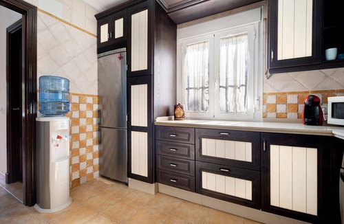 El Bosque House | Holiday Home "Villa Viruta" with Mountain View, Shared Pool & Wi-Fi