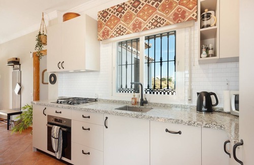 Los Romanes House | Holiday Home 'Vista Montana' with Lake Views, Wi-Fi, and Air Conditioning