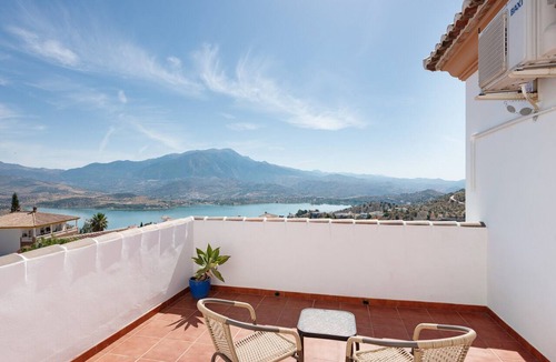 Los Romanes House | Holiday Home 'Vista Montana' with Lake Views, Wi-Fi, and Air Conditioning