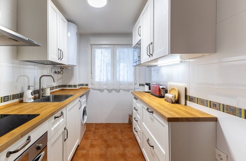 Candeleda House | Holiday Home 'Vivienda Candemor' Fully Equipped with Air Conditioning, Wi-Fi, and Garage