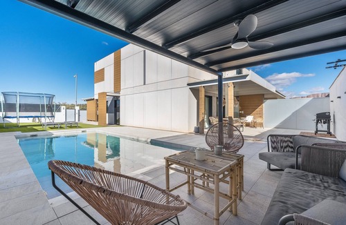 Albolote House | Holiday Home 'Your Private Paradise with Pool' with Mountain View, Wi-Fi and Air Conditioning