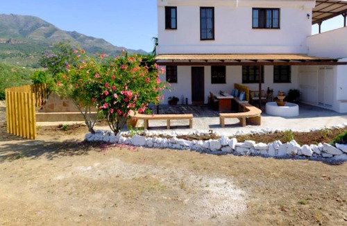 Alozaina Villa | Holidays2Alozaina Villa private pool, BBQ in nice countryside