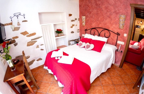 Laroya House | Homerez - Nice house for 2 ppl. with shared pool, jacuzzi and terrace at Laroya