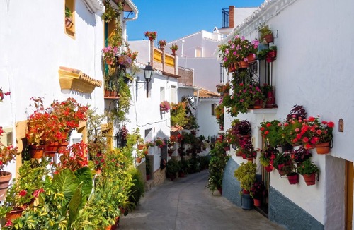 Portugalejo House | Homerez - Quaint House in Canillas with Private Pool