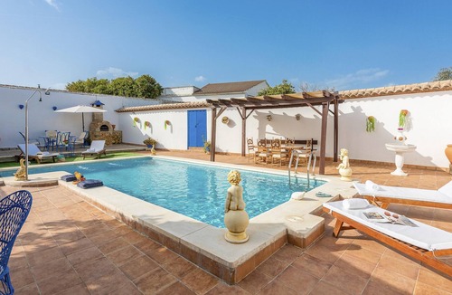 Penaflor Villa | Homerez - Villa for 8 ppl. with swimming-pool, garden and terrace at Peñaflor