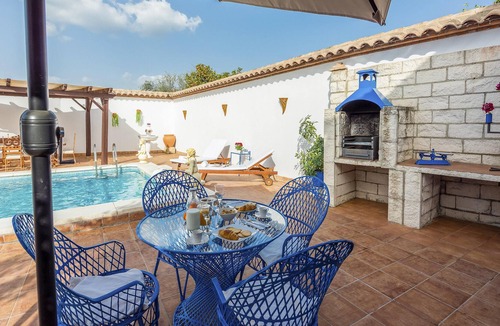 Penaflor Villa | Homerez - Villa for 8 ppl. with swimming-pool, garden and terrace at Peñaflor