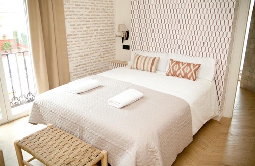 El Arenal Apartment | Homey Seville Top Notch Arfe III Apartment Near Cathedral 8 people