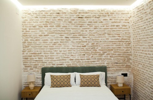 El Arenal Apartment | Homey Seville Top Notch Arfe III Apartment Near Cathedral 8 people