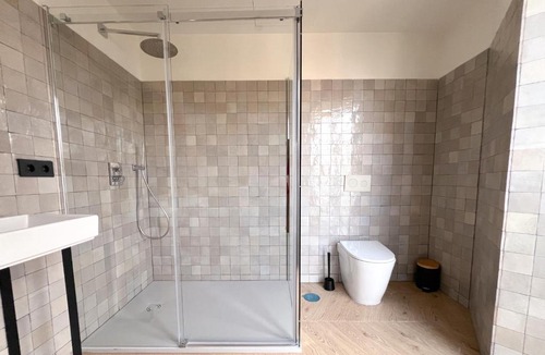 El Arenal Apartment | Homey Seville Top Notch Arfe III Apartment Near Cathedral 8 people