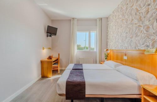 Villagonzalo Pedernales Hotel | Hotel Rey Arturo Burgos