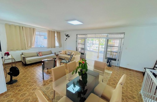 Campo Grande House | House near the beach, 2 parking spaces, sleeps up to 12 people, pets allowed.