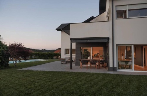Arminza Ski Chalet | House with a view of the ocean