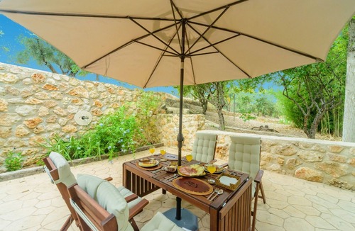 Carcabuey Cottage | House with large swimming pool, mountain, jacuzzi, By PLANETRURAL