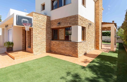 Durcal Cottage | House with pool, garden, AC and BBQ