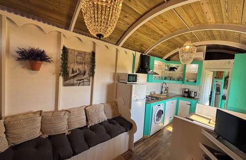 Historic Center of Estepona Ski Chalet | Houten Chalet, Costa del Sol, Estepona Biologisch Groente en Fruit