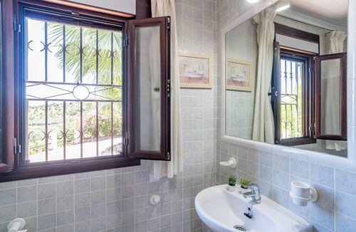 Carcabuey House | Ideal Para Conocer Andalucía, Granada, Córdoba, Málaga, con Gran Piscina, BBQ