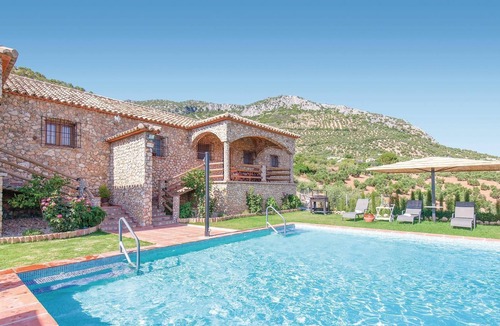 Algodonales House | If you are looking to book for a large group, this wonderful vacation villa with a capacity for up t